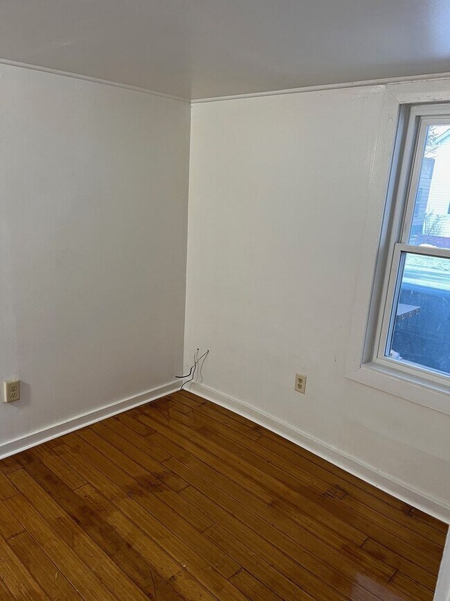 Building Photo - 15-17-17 Peru St