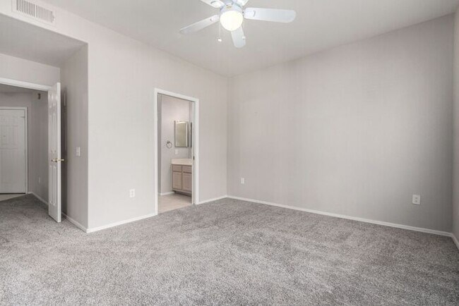 Building Photo - 2-bedroom 2 bath condo in Gated Community ...