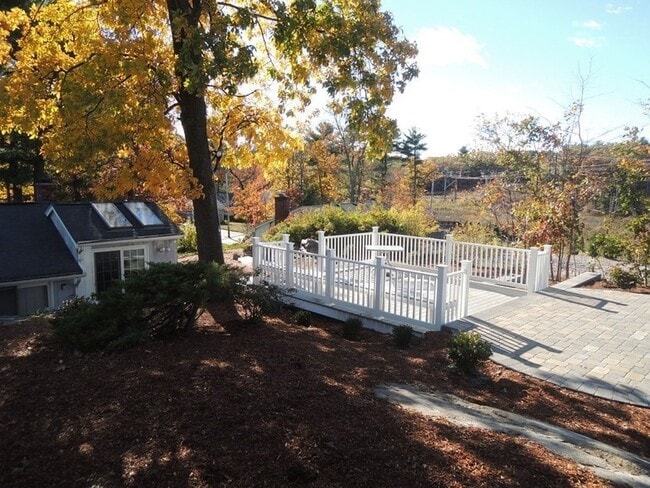 Building Photo - 39 Locust St