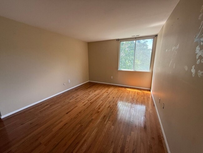 Building Photo - 2 Bedroom, 1.5 Bath, Pet Friendly Gas Heat Outside porch