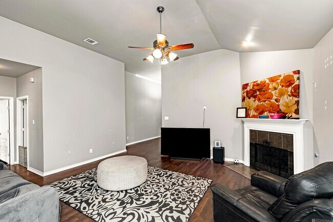 Building Photo - 23592 Country Manor Ave