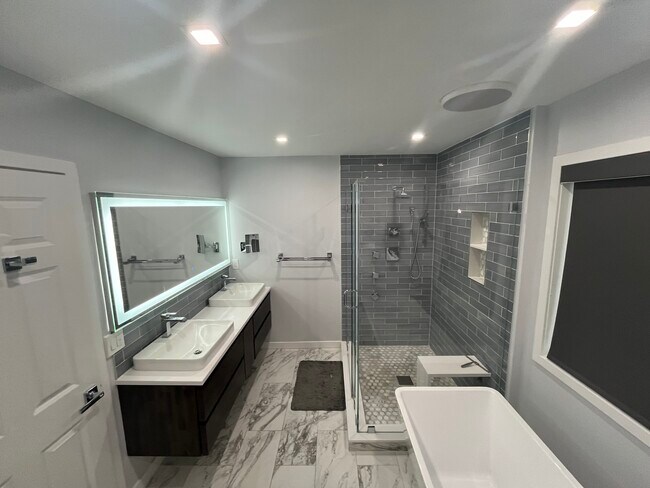 Building Photo - 6805 Millwood Rd