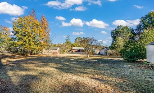 Building Photo - 2529 Sycamore St