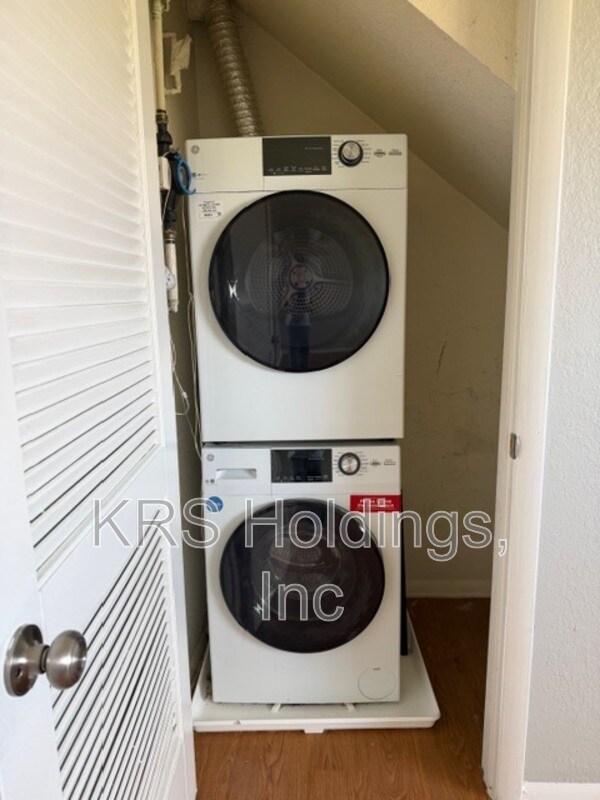 Building Photo - 843 41st St