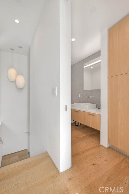 Building Photo - 1825 N Kenmore Ave