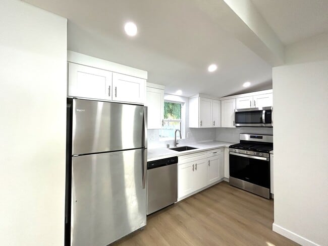 Building Photo - 323 S Ditmar St