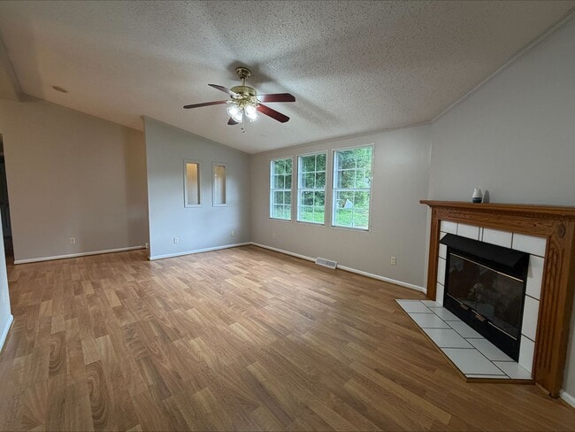 Building Photo - 3 Bed/2 Bath Home on large lot