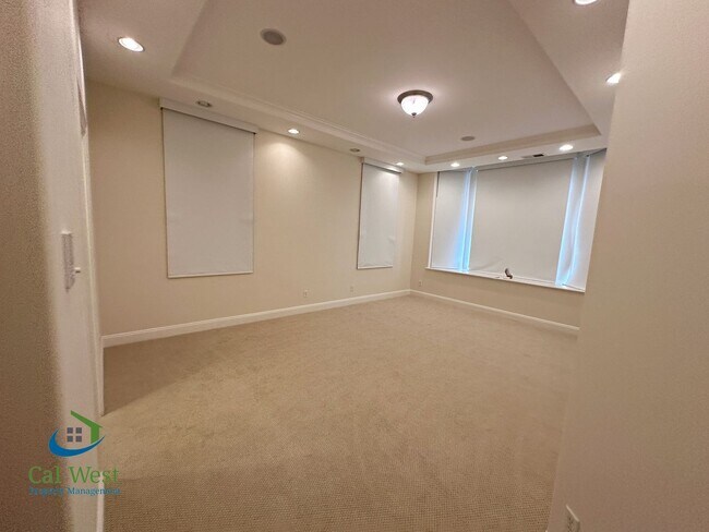 Building Photo - $7995 - Executive 4 bed, 3 full bath, Palo...