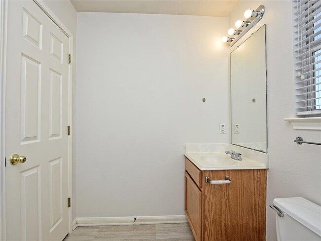 Building Photo - 305 N Heatherwilde Blvd