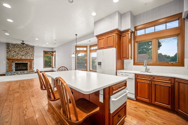Building Photo - "Spacious 4-Bedroom, 4.5 Bathroom 4792 sq. ft. Retreat with Scenic Views and Cozy Fireplace in St...