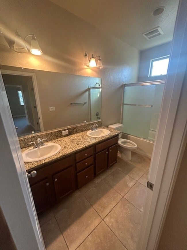 Building Photo - 4 bedroom 2 bathroom in NW Visalia coming ...