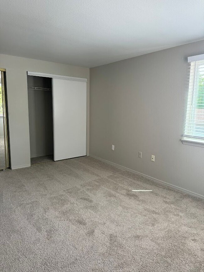 Building Photo - The ideal space to balance life, work and ...
