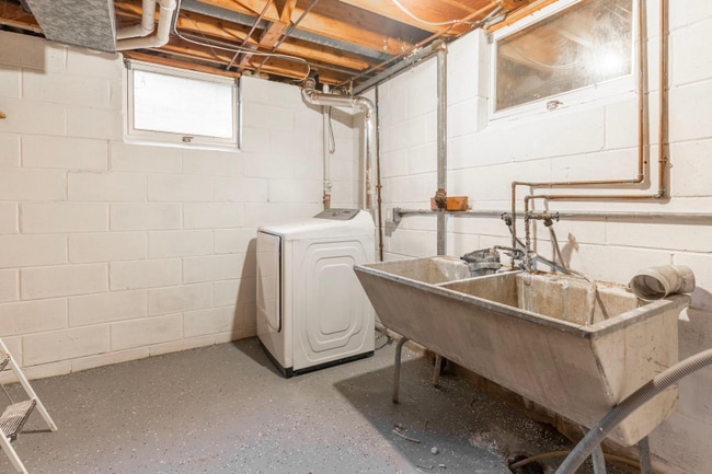 Building Photo - 9919 brookside