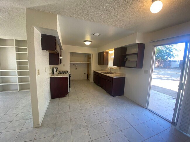 Building Photo - Lake Los Angeles 3 bedroom