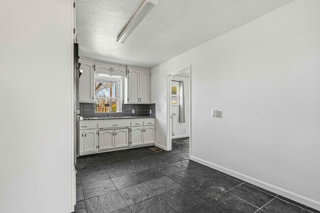 Building Photo - 1415 W Roseburg Ave