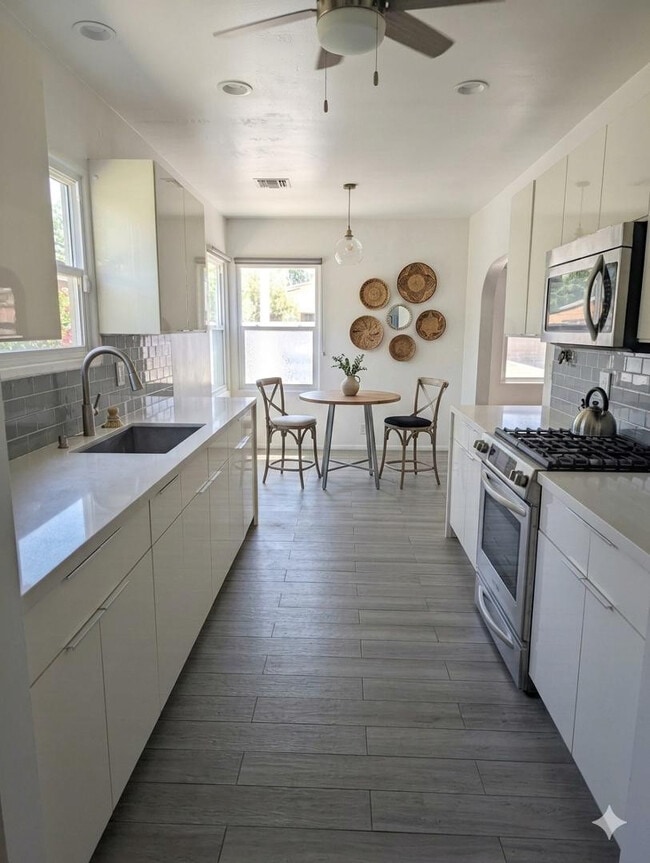 Building Photo - 1517 E Roosevelt St