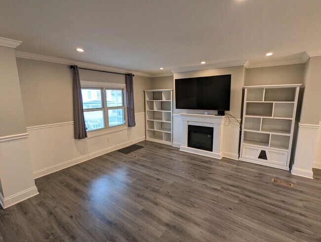 Building Photo - Spacious 3 bedroom 2.5 Bathroom Single Family Home (Mt Washington)