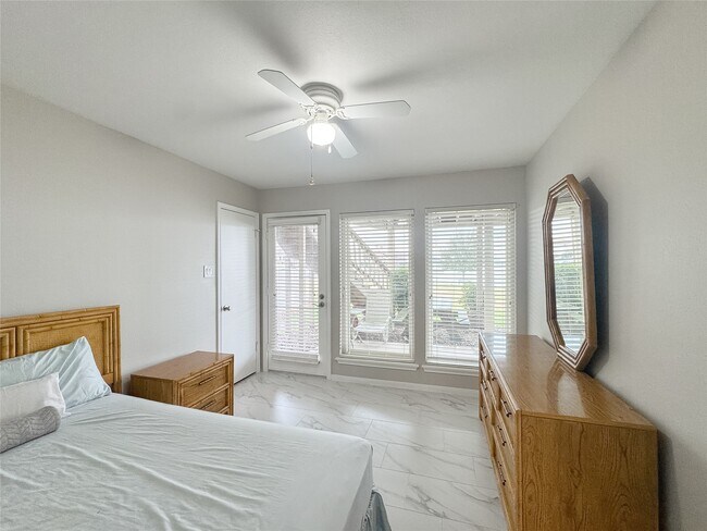 Building Photo - 112 Cove Point