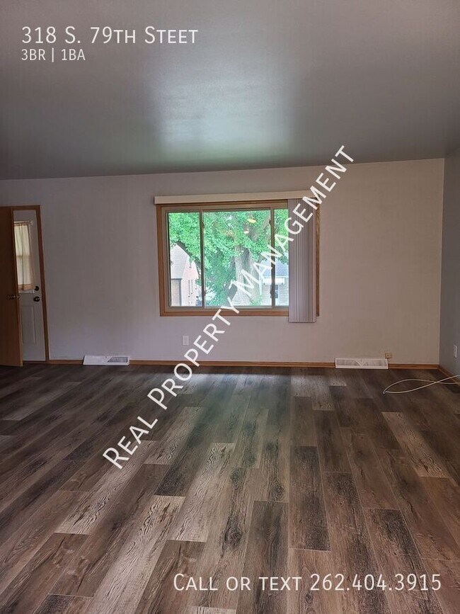 Building Photo - 318 S 79th St