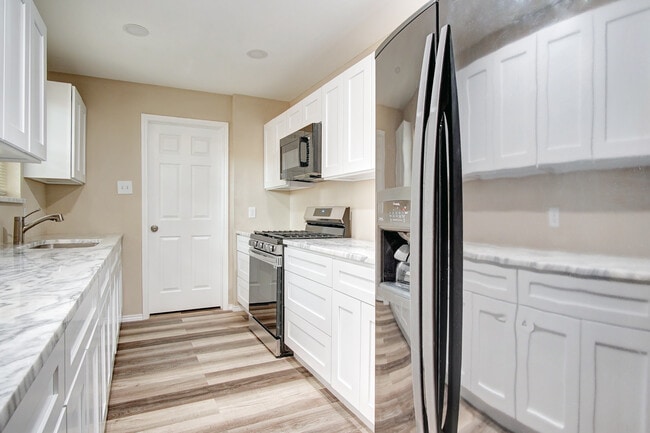 Building Photo - 2402 Ozark Dr