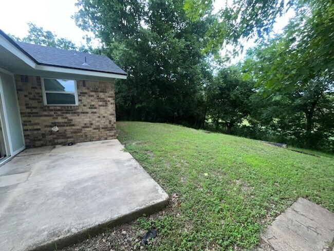 Building Photo - 2506 Hidden Valley Dr