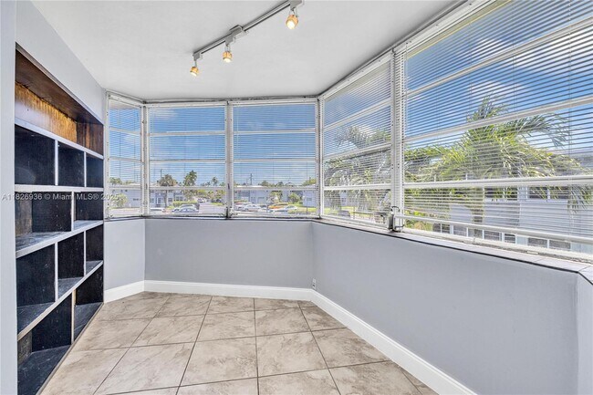 Building Photo - 1715 NE Miami Gardens Dr