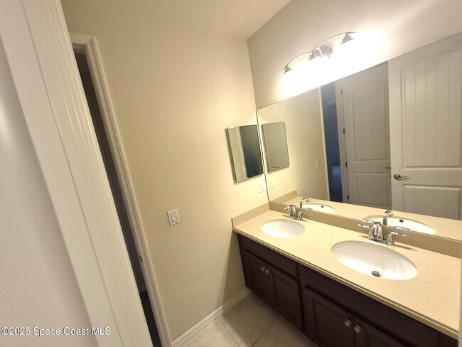 Building Photo - 3325 Sedge Dr