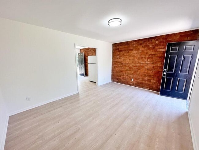 Building Photo - 815 Dana Pl