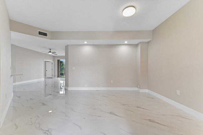 Building Photo - 12454 Crystal Pointe Dr