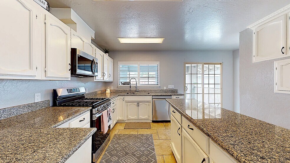 Building Photo - 204 N Santa Ana Ave