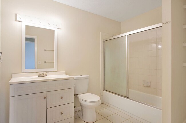 Building Photo - 3 bedroom 1 bath house in Midtown availabl...