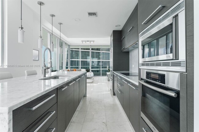 Building Photo - 900 Biscayne Blvd