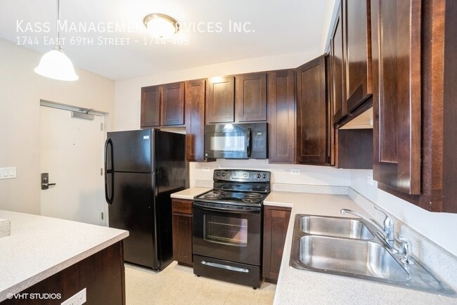 Primary Photo - 1744 E 69th St