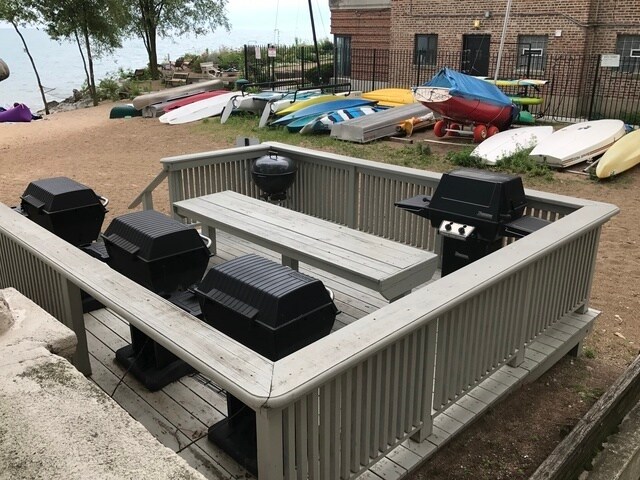 Building Photo - 1205 W Sherwin Ave