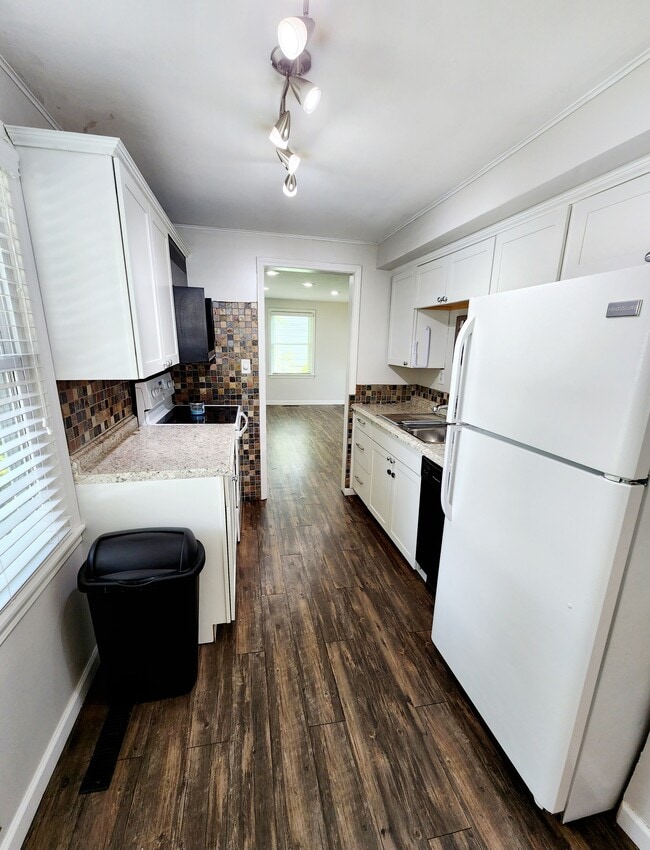 Kitchen (view 2) - 54373 Terrace Ln