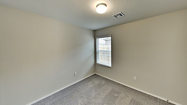 Building Photo - Very Nice 3 Bedroom 2 Bath Home in Yukon S...