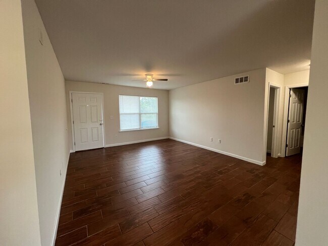 Building Photo - 3 bed/2 bath with 1 car garage for lease