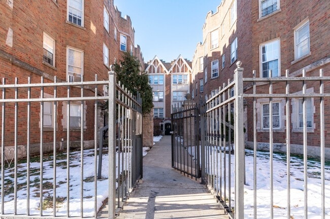 Building Photo - 7418 N Damen Ave