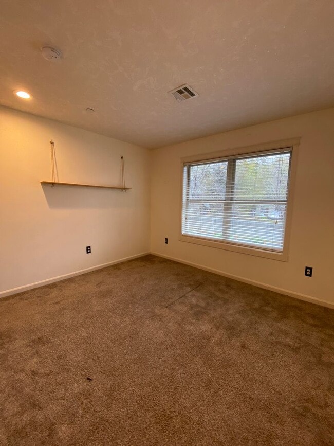 Building Photo - 4 Bedroom 2 1/2 Bath home in The Dalles