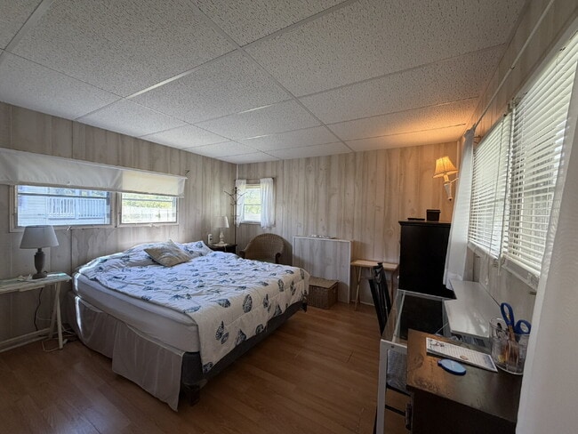 Building Photo - "Cozy 2-Bed Oasis in Nokomis, FL – Nokomis Lake Village Retreat!"