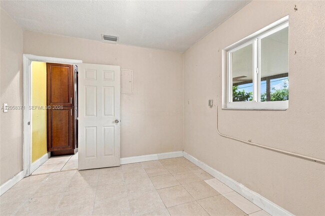 Building Photo - 2220 Desoto Dr