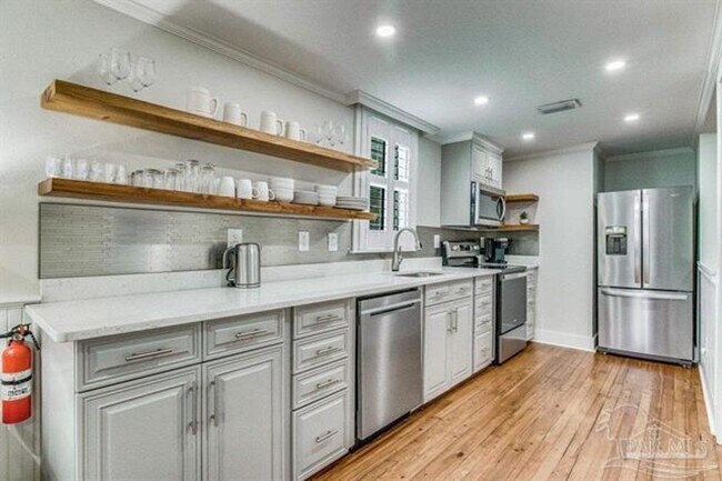 Building Photo - Beautifully renovated downstairs unit!