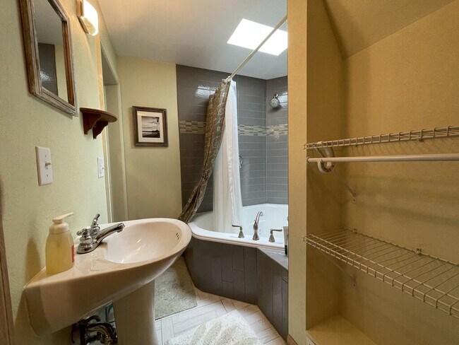 Guest BA - 810 Brinsmere Dr