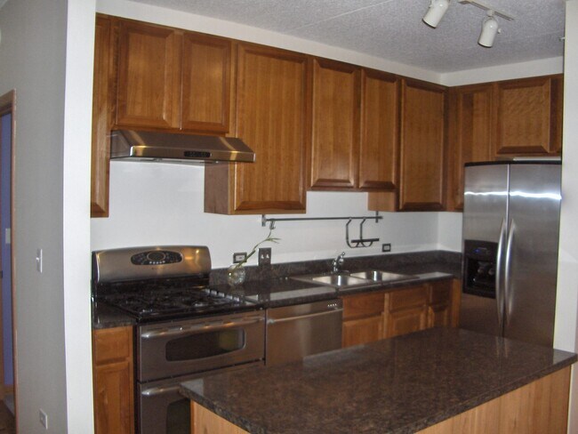 Building Photo - 515 Main St