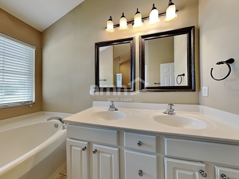 Building Photo - 547 Rockbridge Dr