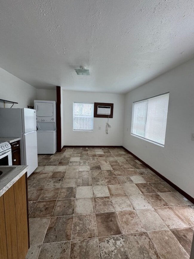 Building Photo - Cozy updated 1 bedroom with washer and dryer