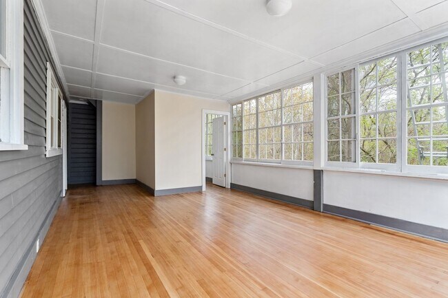 Building Photo - 136 Saratoga Ave