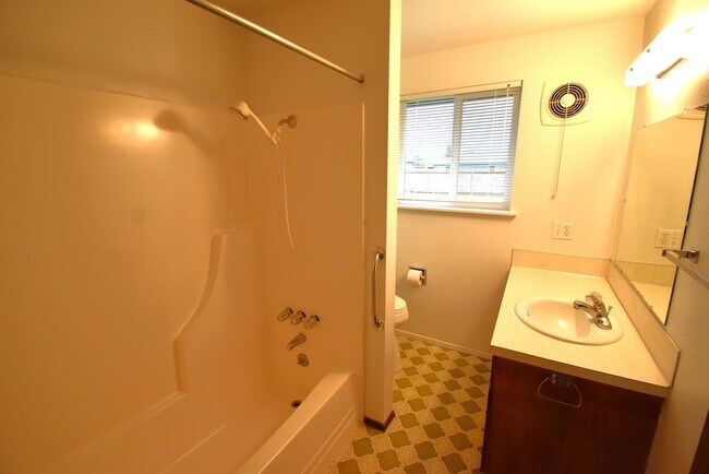 Building Photo - Well kept duplex with garage.