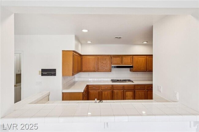 Building Photo - SPACIOUS 3BEDROOM SINGLE STORY TOWNHOME IN...