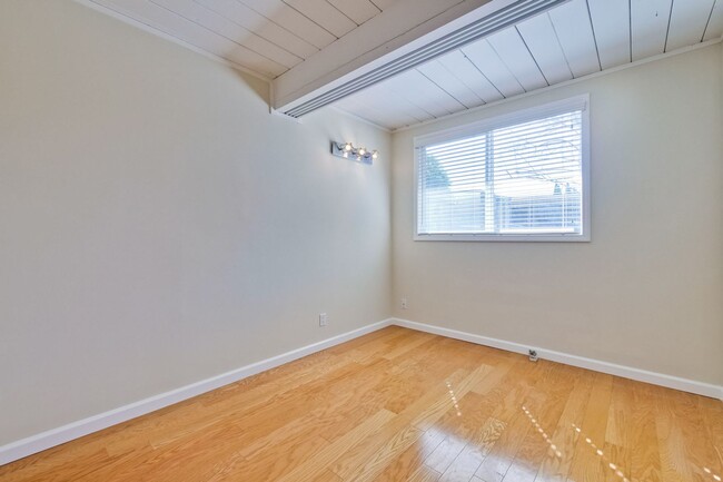 Building Photo - Mountain View Home l Spacious Open Layout ...
